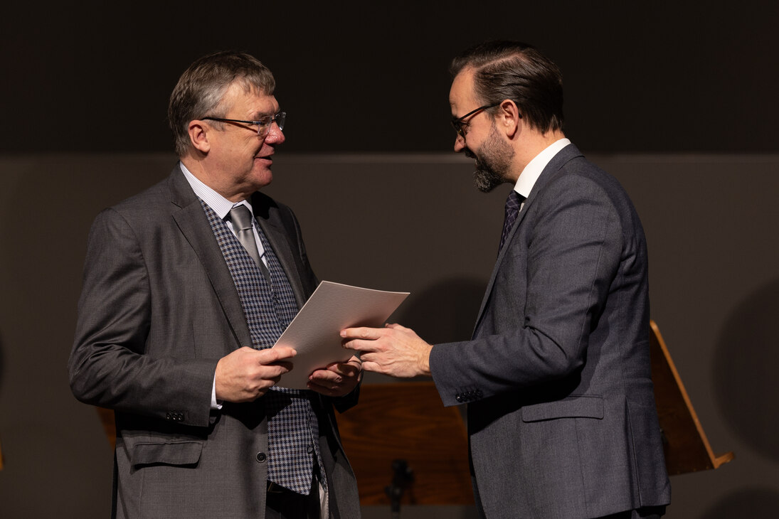 Übergabe der Urkunde nicht persönlich anwesend sein. Wissenschaftsminister Sebastian Gemkow übergab die Urkunde an den Präsdienten der BA Sachsen, Prof. Dr.-Ing. habil Andreas Hänsel.