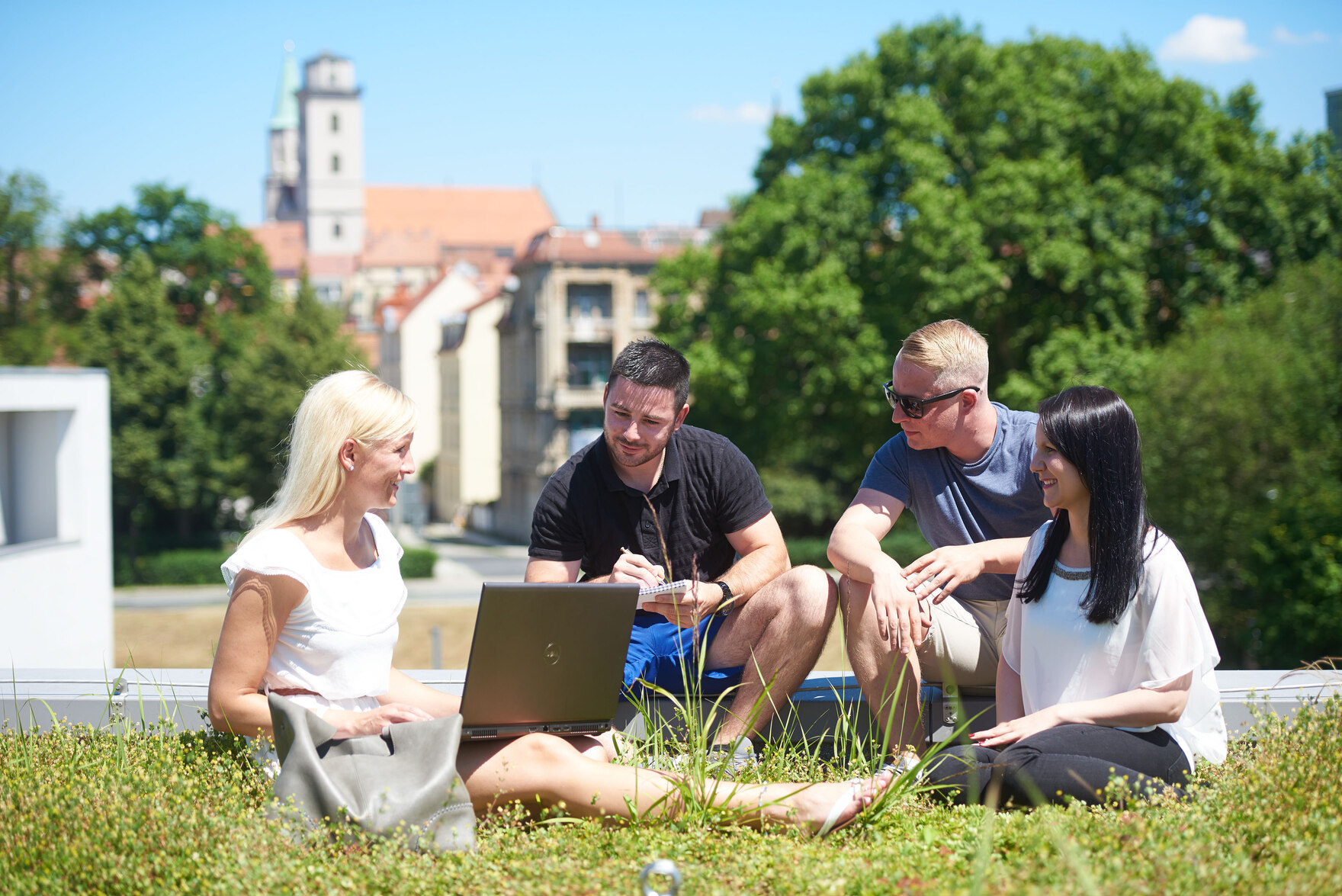 Studierende im Halbreis sitzend