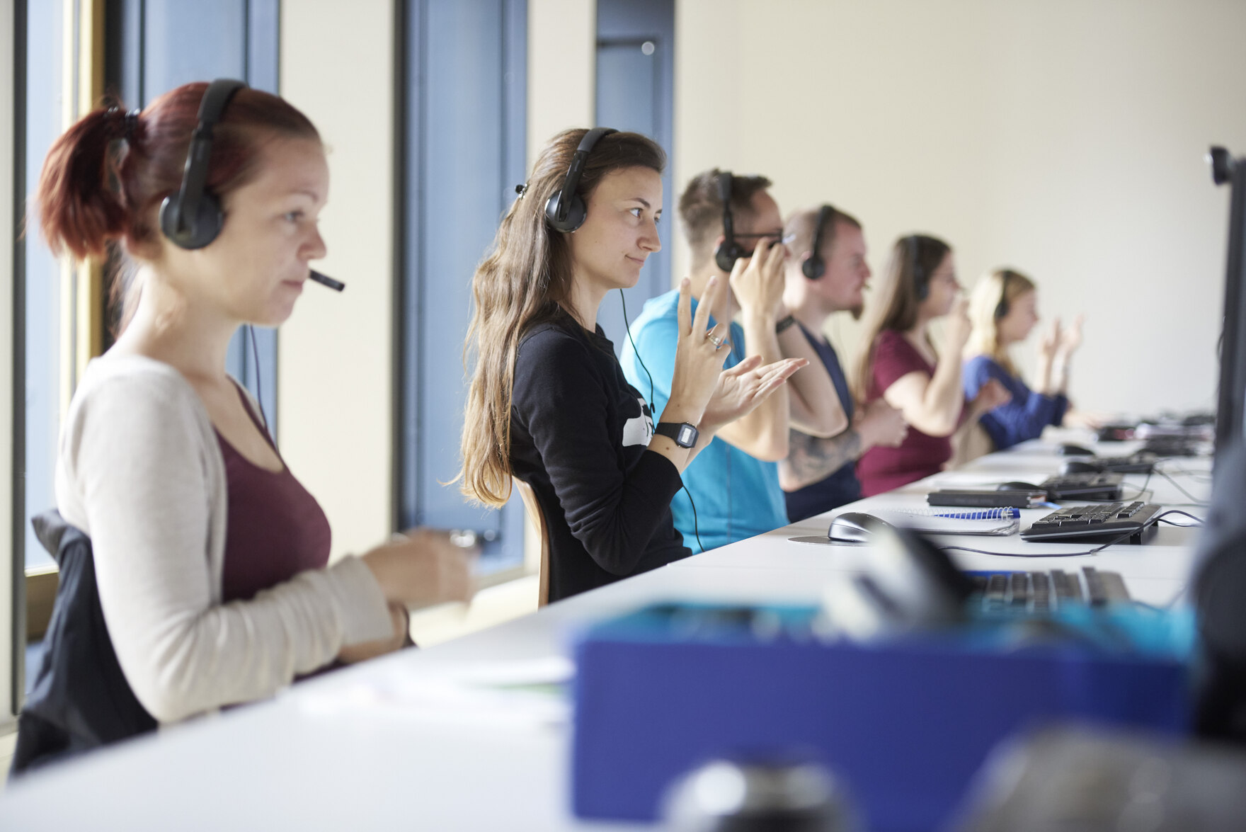 Studierende üben Gebärdensprache 