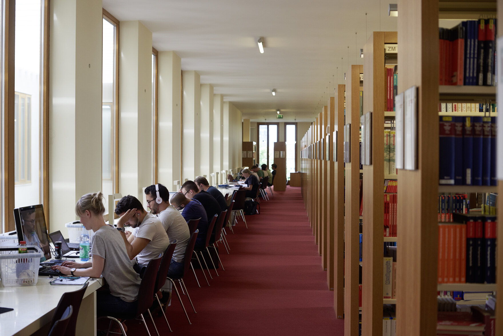 Blick in die Bibliothek der Hochschule für Technik und Wirtschaft Dresden