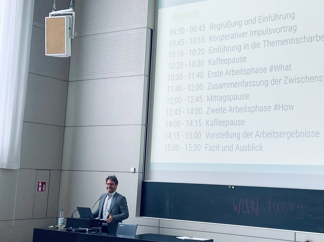 Prorektor für Forschung und Hochschulentwicklung der HfBK Herr Prof. Markus Santner bei seinem Vortrag