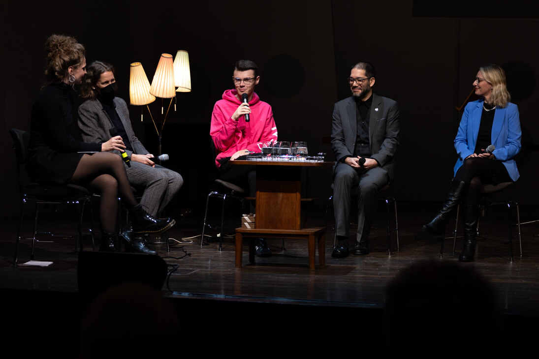 Zu sehen sind von links nach rechts: Moderatorin Anita Sekyra, Frau Prof. Dr. Anne Katrin Haubold (Prorektorin für Lehre und Studium der HTW Dresden), Herr Paul Steinbrecher (Studierendenvertreter der Jury und Vorsitzender der KSS), Herr Prof. Dr. Tenshi