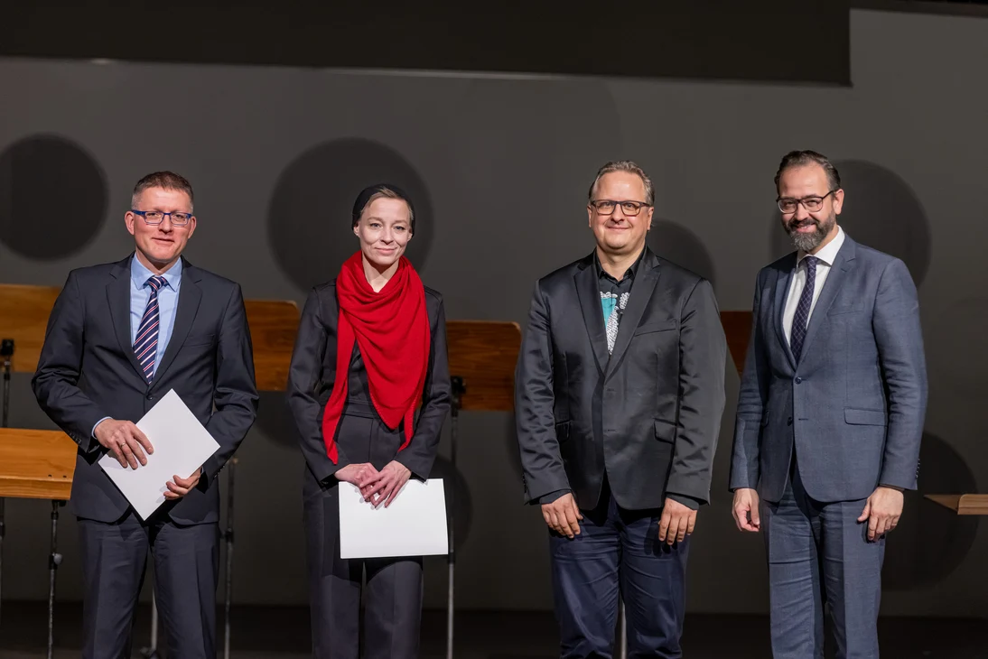 Prof. Dr. Torsten Gonschorek von der HTW Dresden, Dr. Sylvia Jurchen von der TU Chemnitz und Olaf Katzer von der Hochschule für Musik Dresden (v.l.) mit Wissenschaftsminister Sebastian Gemkow.