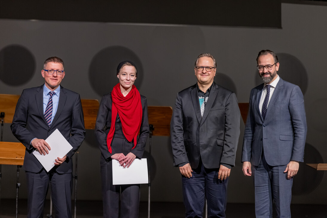 Prof. Dr. Torsten Gonschorek von der HTW Dresden, Dr. Sylvia Jurchen von der TU Chemnitz und Olaf Katzer von der Hochschule für Musik Dresden (v.l.) mit Wissenschaftsminister Sebastian Gemkow. 