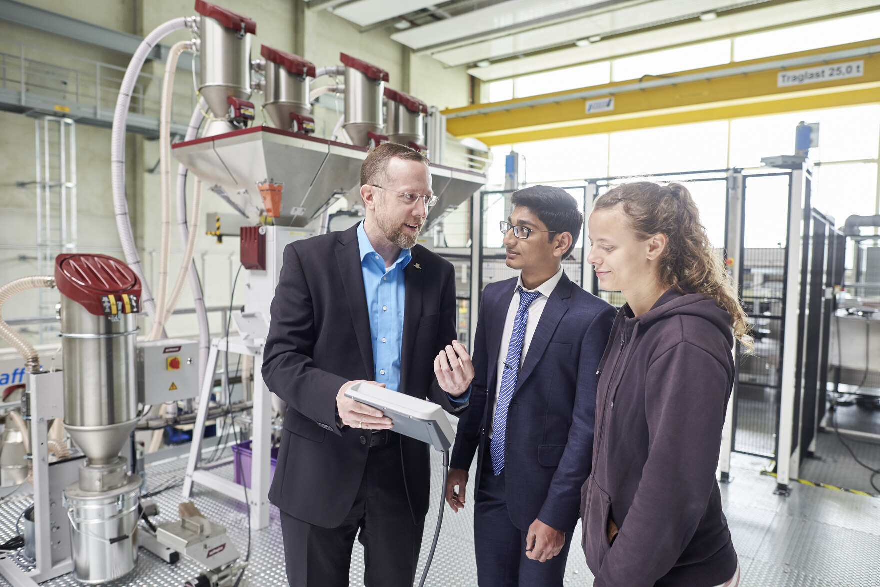 Zwei Studierende und ein Professor an der TU Chemnitz